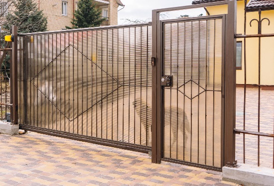 Купить ворота из профлиста с элементами ковки, с металлическими столбами в рамке или под дерево в Шатуре от 156870 руб